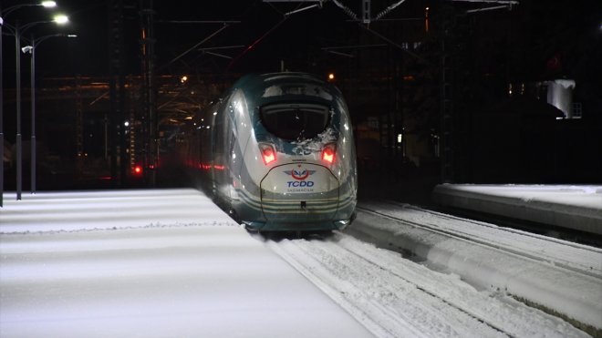 Deprem mağdurlarını taşıyan dizel tren setleri Sivas'a vardı