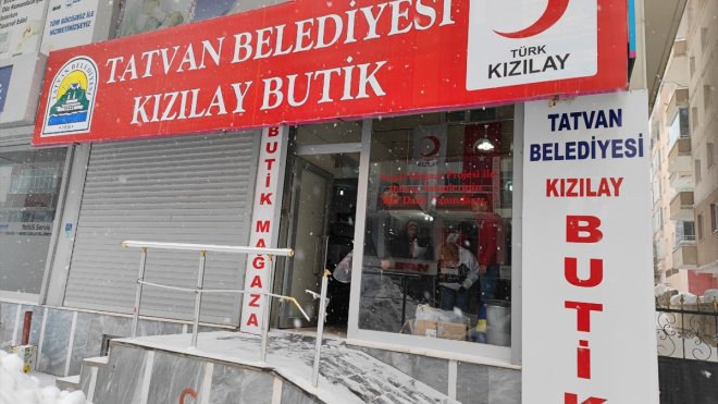 Tatvan'da depremzedeler için "Kızılay Butik" açıldı