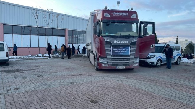 Tirebolu Belediyesince hazırlanan yardım malzemeleri Malatya'da depremzedelere dağıtılıyor