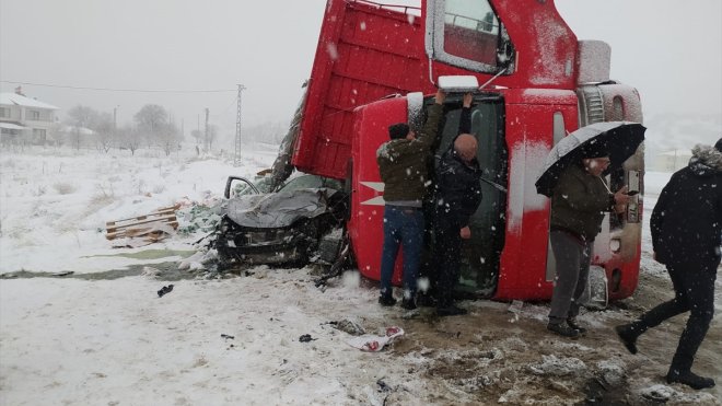 Tunceli'de otomobil ve tırın çarpıştığı kazada 2 kişi yaralandı