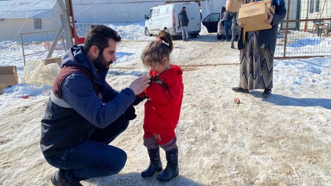 Van Büyükşehir Belediyesi, 884 personelle deprem bölgesinde çalışma yürütüyor