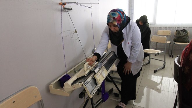 Van'da 120 kadın kursiyer depremzedeler için seferber oldu