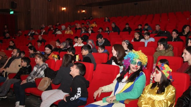 Van'da depremzede çocuklar için tiyatro oyunu sahnelendi