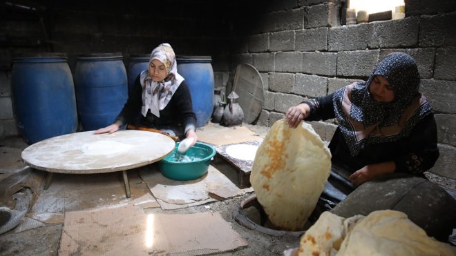 Van'da kadınlar depremzedeler için tandır ekmeği pişiriyor