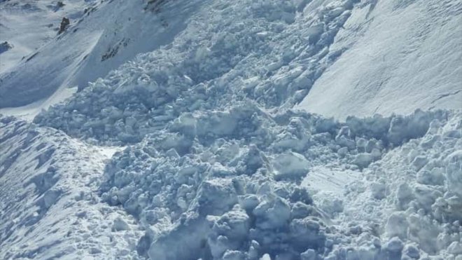 Van'da karla mücadele ekiplerinin çalışma yürüttüğü yola çığ düştü