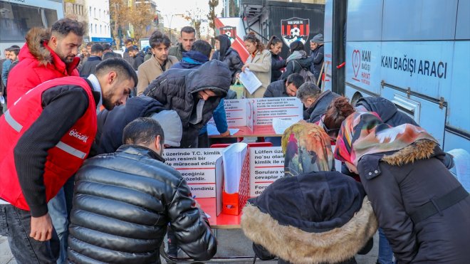 Van'da vatandaşlar kan bağışı noktalarında yoğunluk oluşturdu