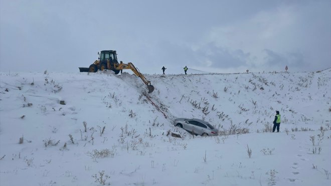 Van'da yoldan çıkan araç ekiplerce çıkarıldı