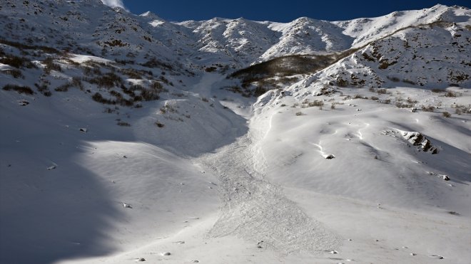 VAN - Dağlarda çığ noktalarında biriken karlar, Alpler