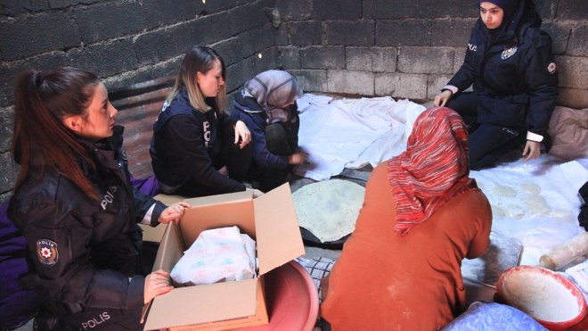 Van'daki 58 mahallede depremzedeler için yakılan tandırlarda ekmek pişiriliyor