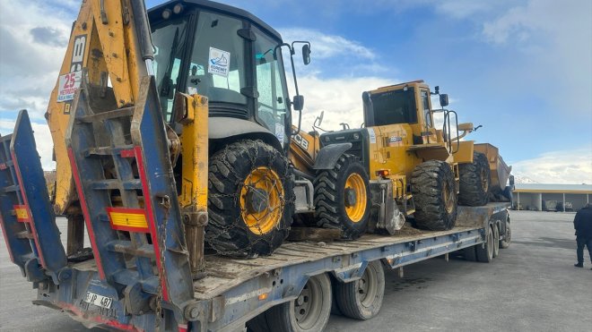 Van'daki belediyeler arama kurtarma ekiplerini deprem bölgesine gönderiyor