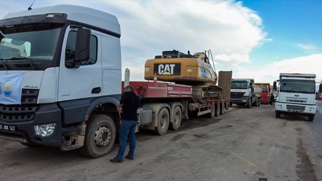 Van'dan Malatya'ya iş makinesi ve arama kurtarma ekipleri sevk edildi
