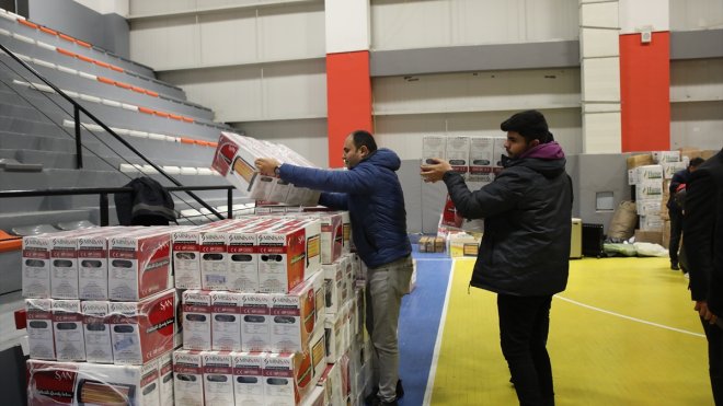 Van'dan deprem bölgesine 10 tır yardım malzemesi gönderildi