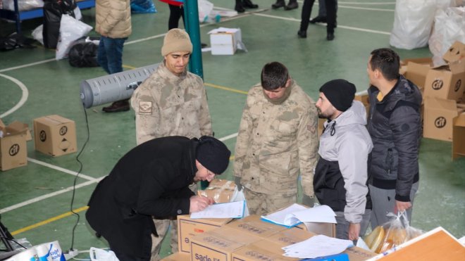 Van'dan depremden etkilenen bölgelere yardımlar sürüyor