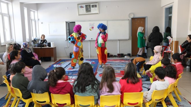 Van'da depremzede çocuklar palyaço gösterisiyle eğlendi