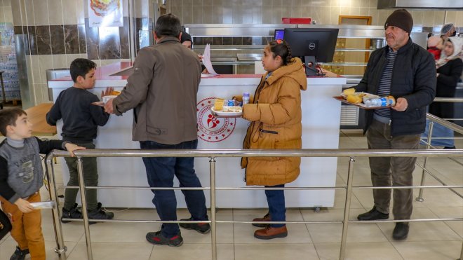Depremzedeler Van'da afetin yaşattığı acıları unutmaya çalışıyor
