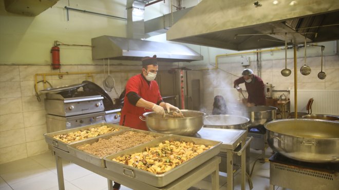 Erciş'e gelen depremzedelerden 400'ü öğrenci yurdunda misafir ediliyor