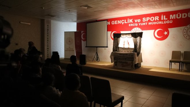 Erciş'te depremzede çocuklar, Karagöz ve Hacivat oyunuyla eğlendi