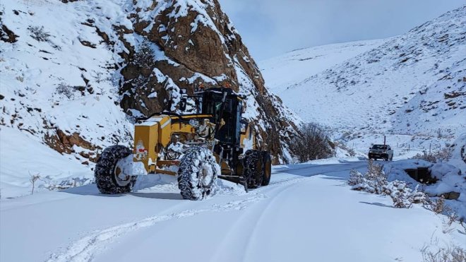Gürpınar Belediyesi'nin karla mücadele çalışması