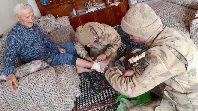 Van İl Jandarma Komutanlığı ekipleri, 55 kişiyi enkazdan kurtardı