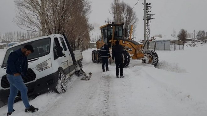 VAN - Kara saplan ambulansı karla mücadele ekipleri kurtardı1