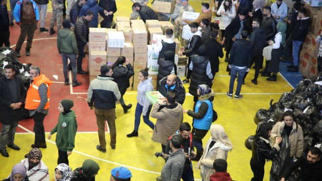 Van'a gelen Malatyalı depremzede, gönüllü olarak yardım toplama çalışmalarına katılıyor
