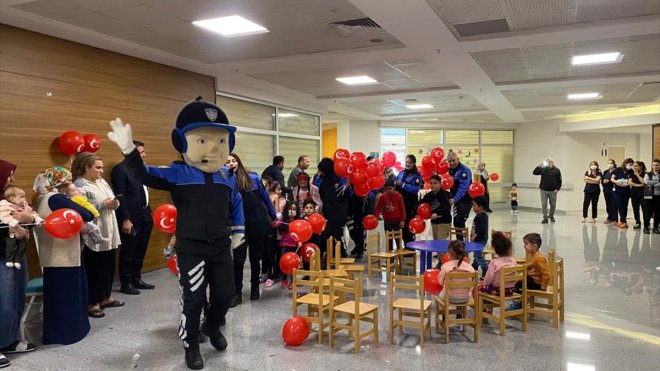 Van polisinden hasta çocuklara moral ziyareti