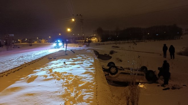 Van'da takla atan otomobilin sürücüsü yaralandı