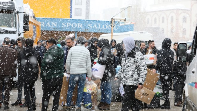 Van, Muş, Bitlis ve Hakkari'de toplanan yardımlar depremzedelere gönderiliyor