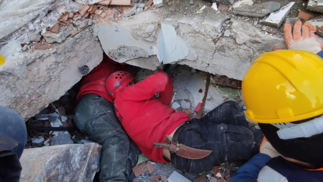 Vadi Doğa Nas Sar Arama ve Kurtarma Ekibi, enkazdan 40 kişiyi kurtardı