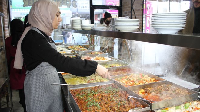 Van depremini yaşayan esnaf günde 5 bin 400 kişilik ücretsiz yemek veriyor