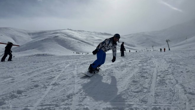 Van'da vatandaşlar Abalı Kayak Merkezi'nde eğlendi