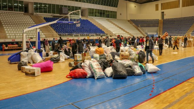 Van ve Hakkari'den deprem bölgesine yardımlar sürüyor