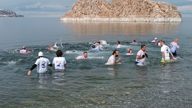 Vangölü Aktivistleri Derneği üyeleri ve doğaseverler Van Gölü'nde yüzdü