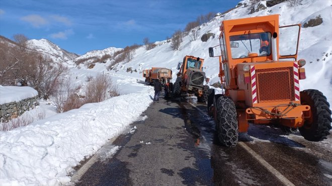 Yoğun kar nedeniyle kapatılan Hozat-Ovacık kara yolu ulaşıma açıldı