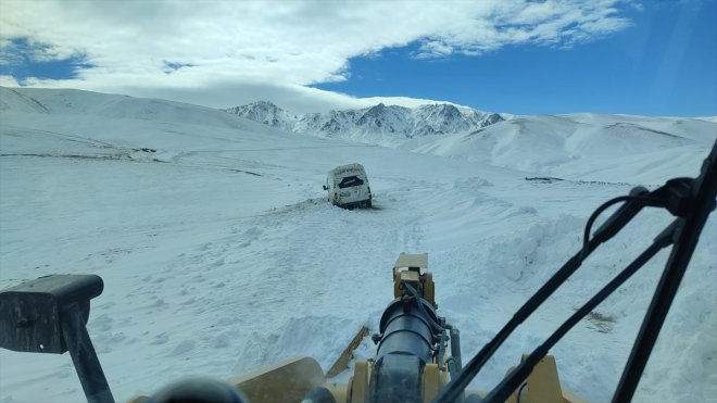 Yolda mahsur kalan vatandaşların imdadına karla mücadele ekipleri yetişti1