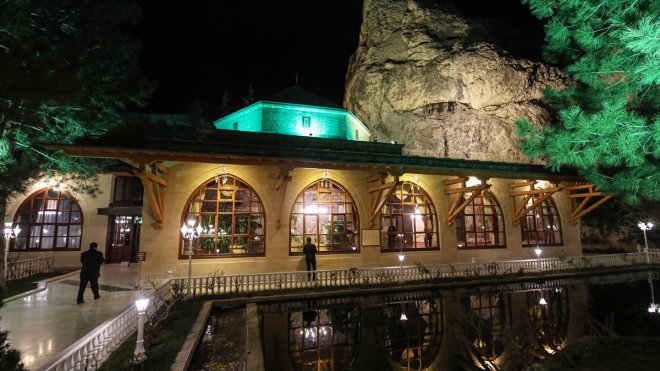 Deprem bölgesindeki 6 ilde ilk teravih namazı kılındı