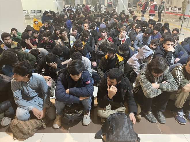 Ağrı'da 136 düzensiz göçmen uçakla Afganistan'a gönderildi