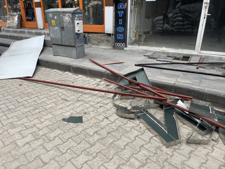 Ağrı'da fırtına, iş merkezindeki tabelaları sokağa savurdu