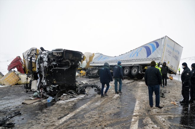 tırın sürücüler kazada çarpıştığı iki yaralandı Ağrı