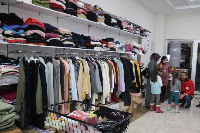 Ağrı'da Kızılay Butik Mağazası kapılarını depremzedelere açtı
