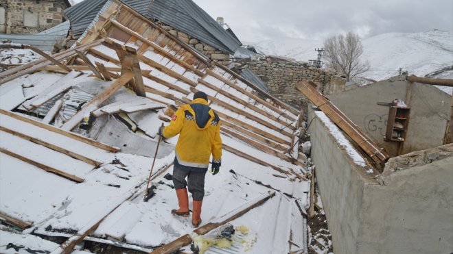 Ağrı'da şiddetli rüzgar ahırın çatısını uçurdu