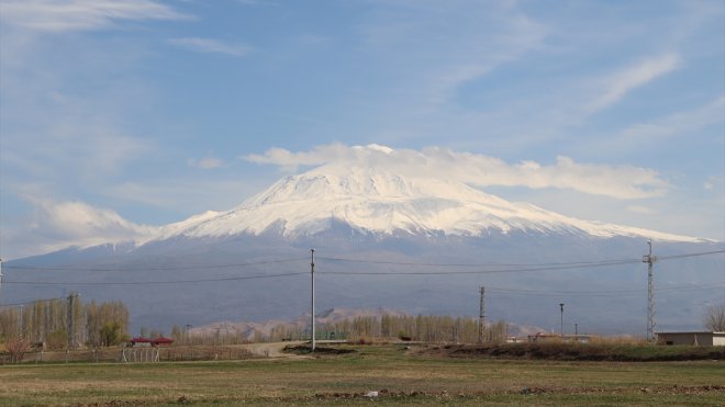 Ağrı Dağı'nın zirvesi ilkbaharda beyaza büründü