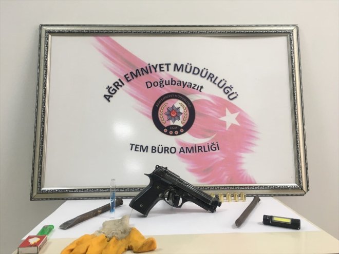 Ağrı'da elektrik direğinden kablo çalarken yakalanan hırsız tutuklandı