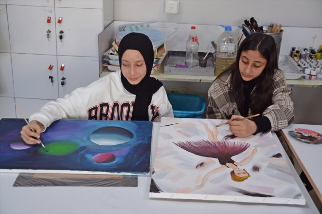 Eleşkirt'teki öğrenciler Gençlik Merkezi'nde el sanatlarını öğreniyor