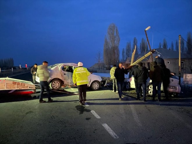 - AĞRI İki kazasında kişi trafik yaralandı 9 3