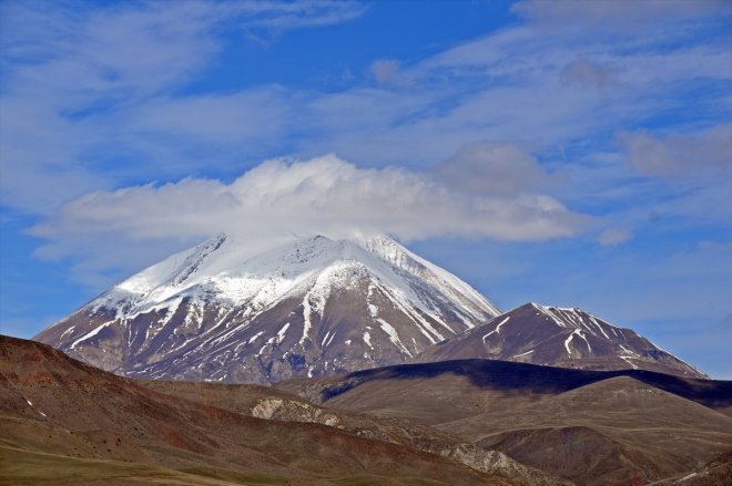 Ağrı'daki Kösedağ'ın zirvesi ilkbaharda karla kaplandı