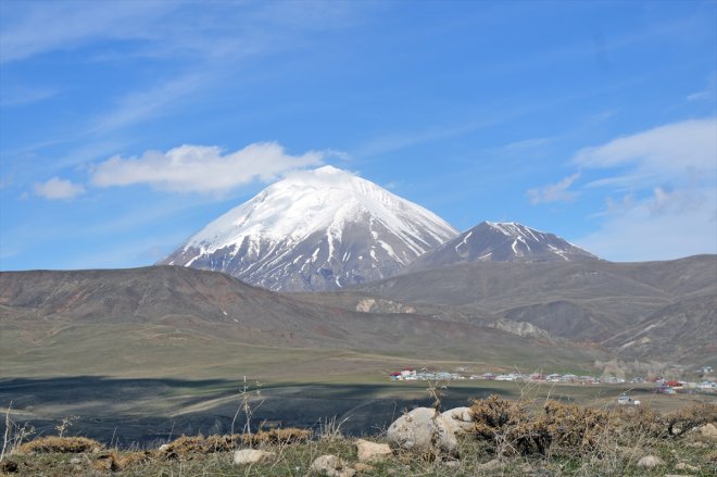 zirvesi ilkbaharda kaplandı karla - AĞRI Kösedağ