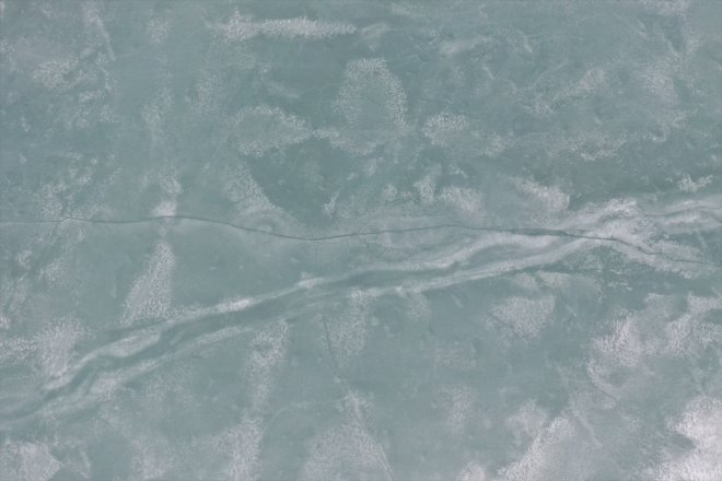 baraj başladı altındaki buzlar gölünün AĞRI Kuraklığın etkisi - çözülmeye yüzeyindeki Ağrı
