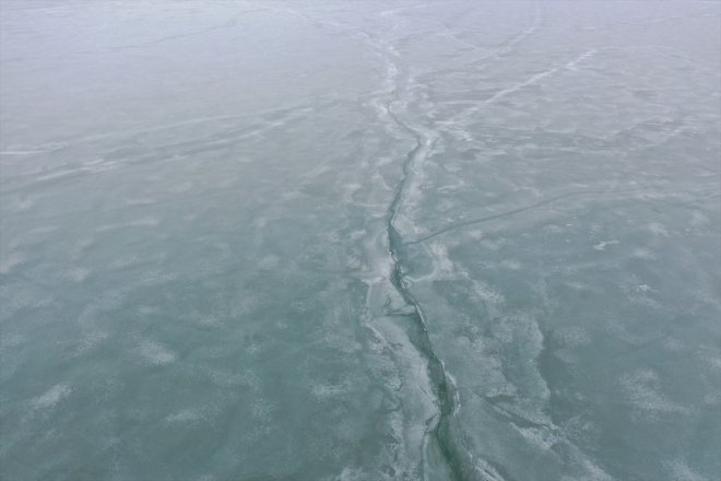 Kuraklığın buzlar - AĞRI yüzeyindeki gölünün baraj başladı etkisi altındaki çözülmeye Ağrı