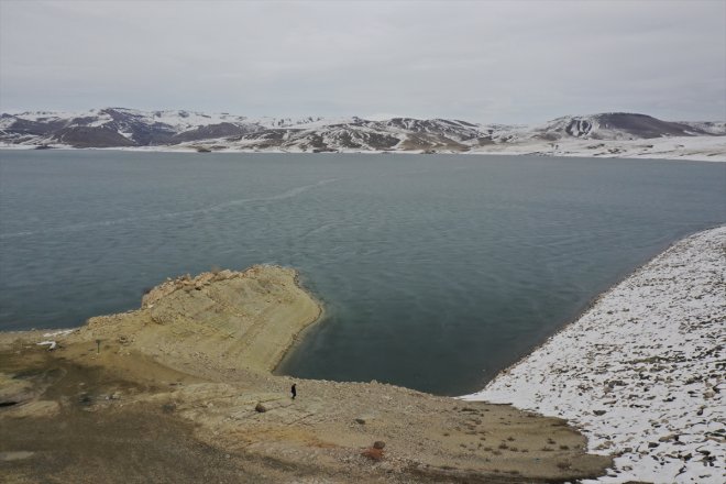 başladı etkisi baraj çözülmeye altındaki Kuraklığın yüzeyindeki buzlar Ağrı